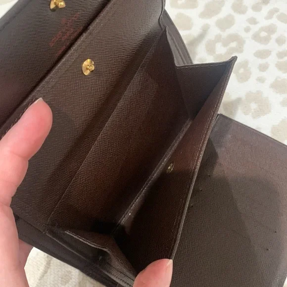 LOUIS VUITTON
Damier Ebene Alexandra Wallet - Picture 13 of 17